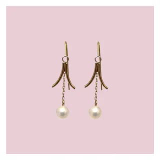 Pearl Tulips 🌷🌷 Sold!

Deze vintage pareltjes zijn een lust voor het oog. De gouden oorbellen hebben hangertjes met natuurlijke zoetwaterparels. Dankzij het subtiele design met tulpvormige hanger zijn ze sierlijk en speels. De parels zijn 5.3 mm in doorsnede en zwiepen luchtig heen en weer. Het schakeldraad tot het ringetje en meet 25 mm en de totale lengte is circa 40 mm. Tijdloze juweeltjes!

💎 Parel
💛 9 karaat
💌 Shop op sieradenmeisje.nl