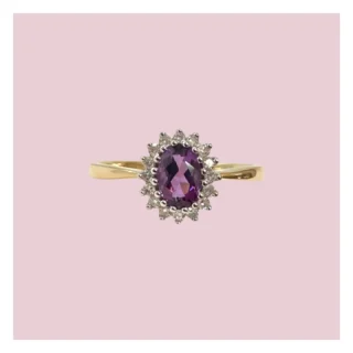 The Orchid 💜

Een wonderschone entourage ring met amethist en diamant! Dit klassieke model is een all time favourite. De ovaalgeslepen amethist is ca. 6x4 mm (1.40 ct). Haar bekende paarse tint is helder en lekker opvallend. Het pronkstuk wordt afgemaakt met zestien sprankelende diamanten (0.11 ct). Met dit paarse kleurtje zit je altijd goed.

💎 Amethist en diamant 
💍 Maat 17.8 (resizable)
💌 Shop op sieradenmeisje.nl